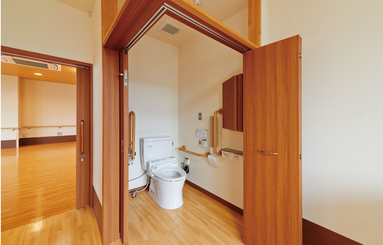 居室（出入りが楽！2面開閉できる高機能な扉）