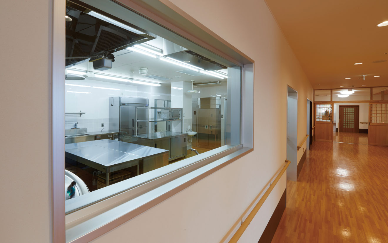 厨房（窓から調理の様子がご覧いただけます）